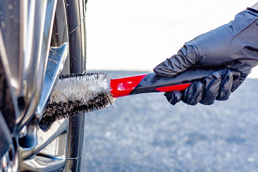 Wheel and Engine Brush