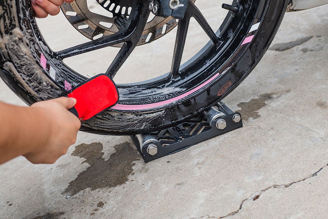 Motorcycle Stand Scrubbing Tires